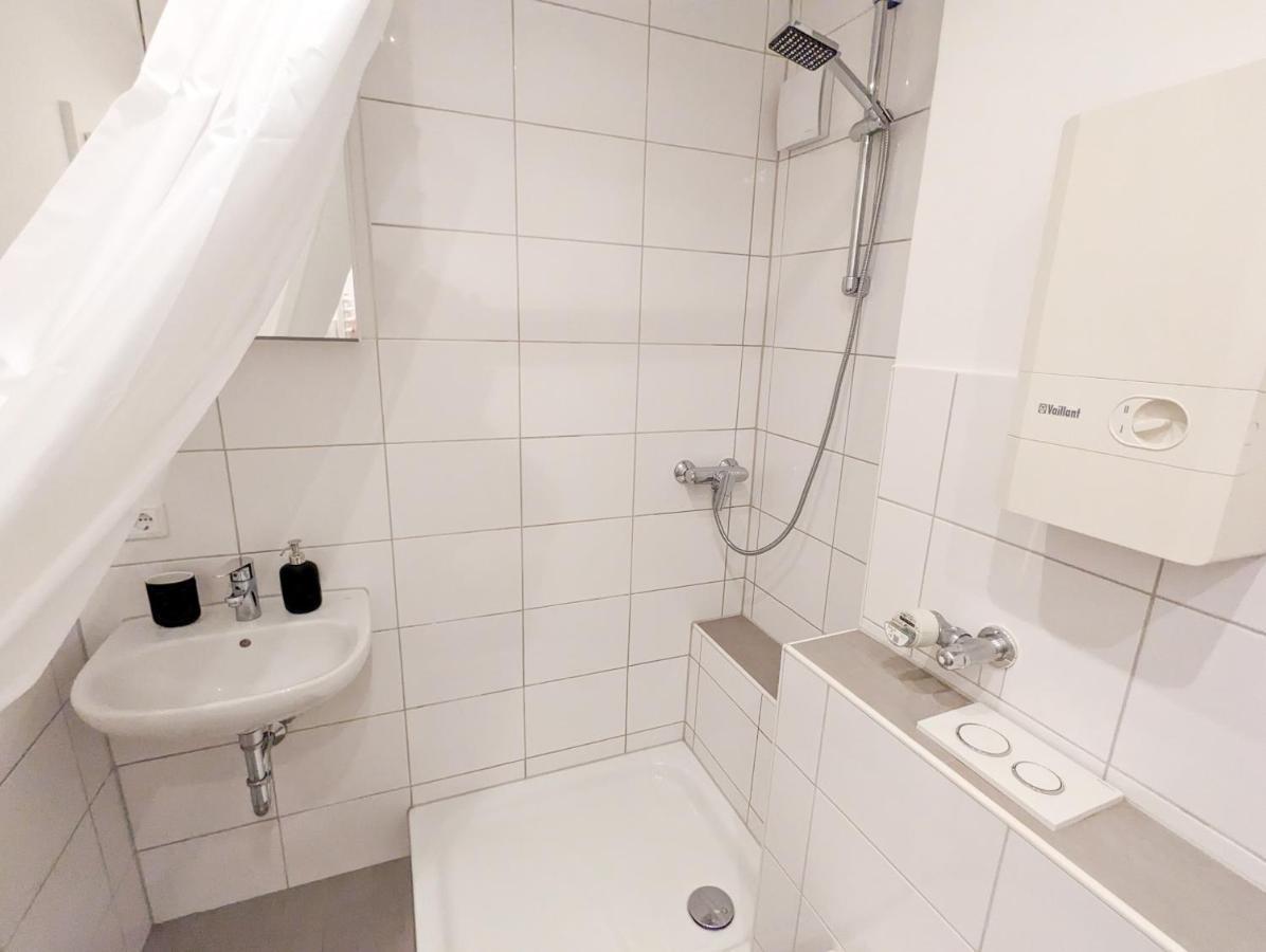 Apartment Mit Kueche, Arbeitsplatz Und Xxl Sofa Neuss Exterior foto